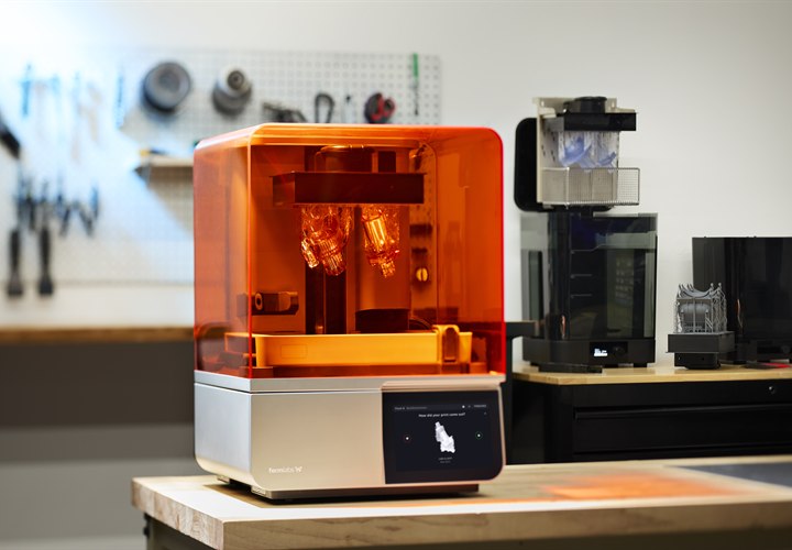 作業台に設置されたFormlabsの3Dプリンター